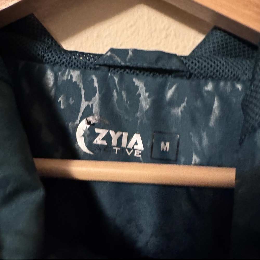 Zyia athletic windbreaker jacket teal animal print Size Medium - Picture 3 of 6
